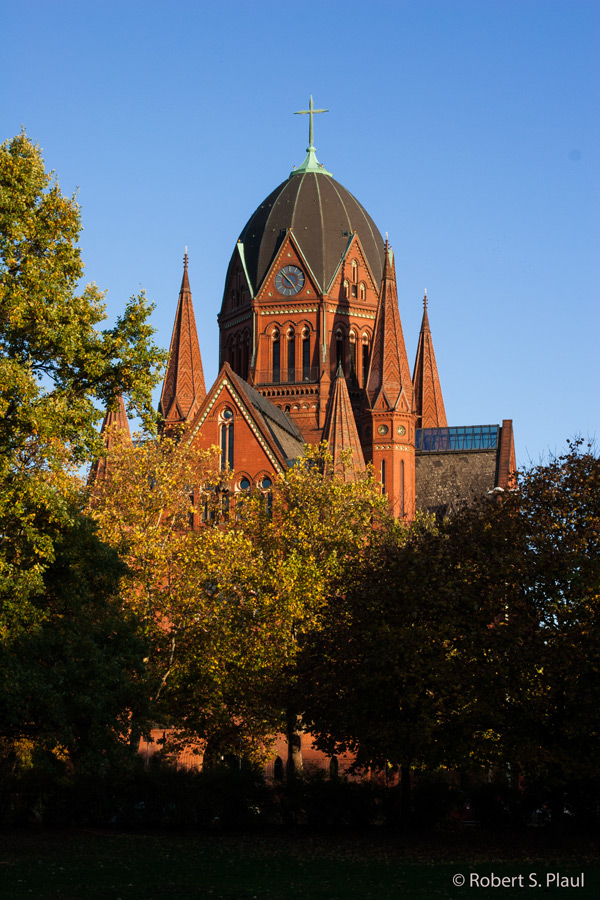 Heilig-Kreuz-Kirche im Sommer